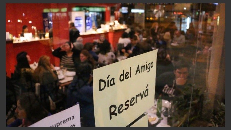 Bares y restaurantes invitaron a hacer reservas para esta semana.