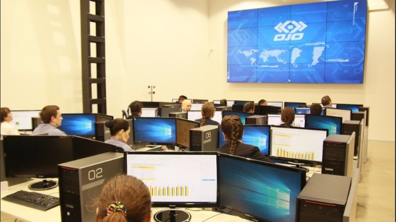 La sala operativa del Ojo cuenta con 19 computadoras y una pantalla gigante.