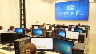La sala operativa del Ojo cuenta con 19 computadoras y una pantalla gigante.