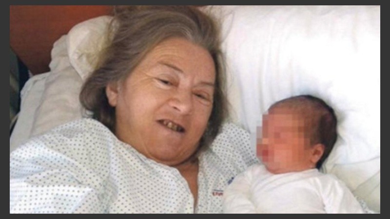 La madre de 60 años lleva adelante sola su maternidad.