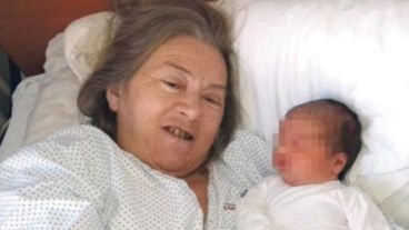 La madre de 60 años lleva adelante sola su maternidad.