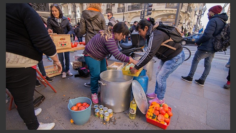 Uno de los puntos del reclamo se montó frente a la Bolsa de Comercio.