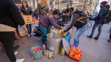 Uno de los puntos del reclamo se montó frente a la Bolsa de Comercio.