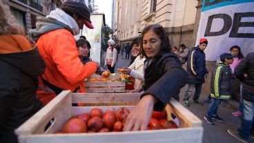 "Despidos y suba de los alimentos hacen que alimentar a una familia se haya vuelto difícil”.
