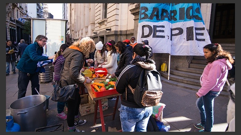 Uno de los puntos del reclamo se montó frente a la Bolsa de Comercio.