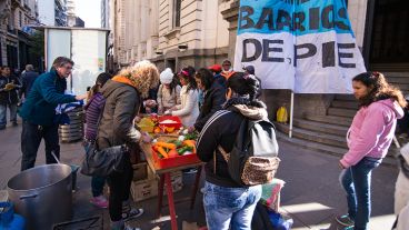 Uno de los puntos del reclamo se montó frente a la Bolsa de Comercio.