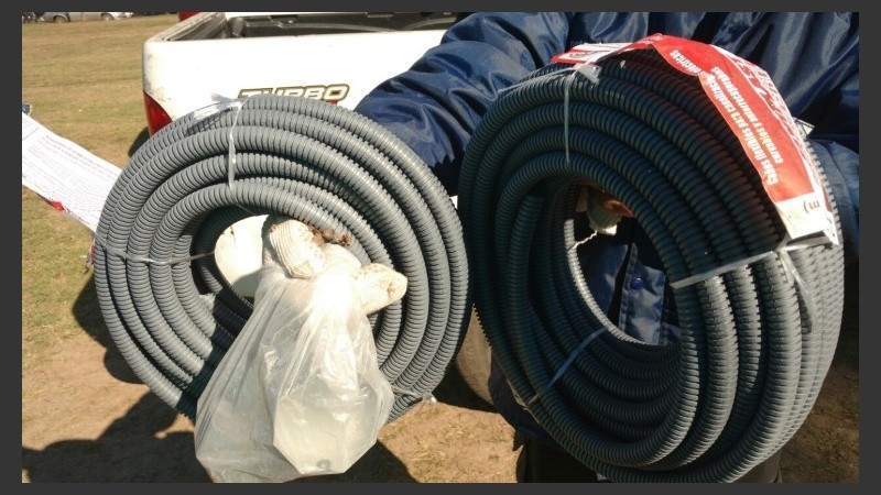 Caños corrugados encontrados en las casillas abandonadas. 