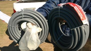 Caños corrugados encontrados en las casillas abandonadas.