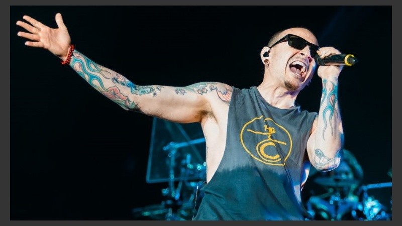 Chester Bennington en una de sus presentaciones con la banda.