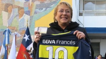 "Agradezco la camiseta, no sé si se van a poner celosos en mi país", bromeó Bachelet.