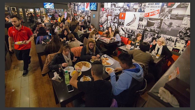 Bares a full este jueves.