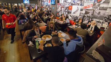 Bares a full este jueves.