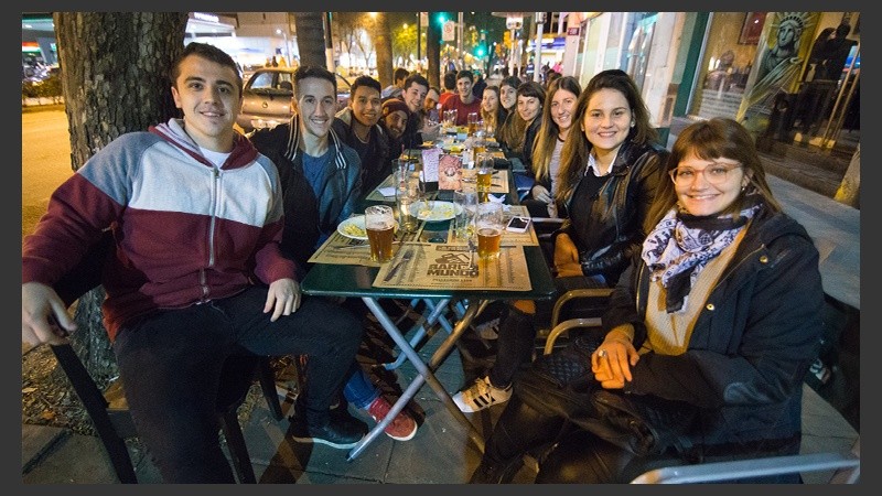 Los grupos de amigos colmaron bares.