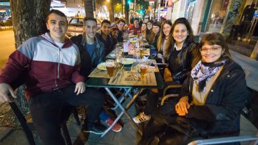 Los grupos de amigos colmaron bares.