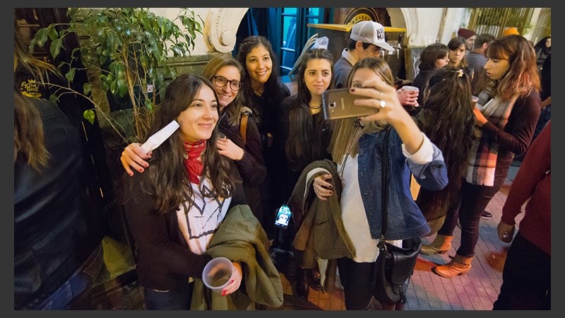 Las chicas en plena selfie.