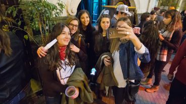 Las chicas en plena selfie.