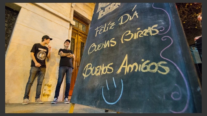 El día del amigo cayó jueves y los rosarinos salieron a festejarlo.