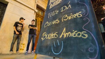 El día del amigo cayó jueves y los rosarinos salieron a festejarlo.