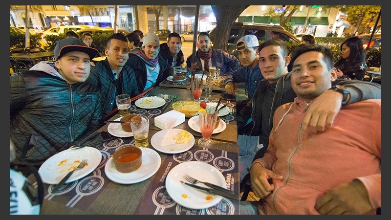 Avenida Pellegrini colmada de amigos.