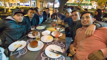 Avenida Pellegrini colmada de amigos.