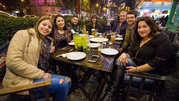 Todos se juntan y muchos lo hacen afuera.