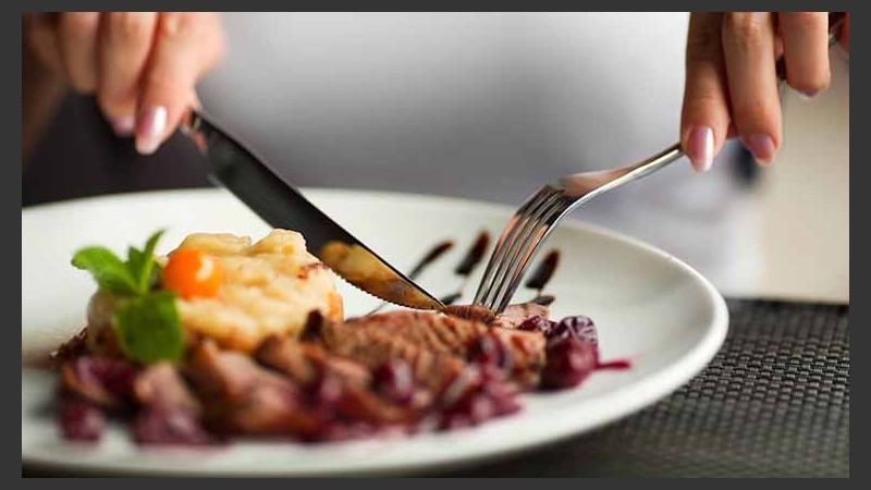 Las proteínas las podemos encontrar en carnes vacunas, pollos, pescados, cerdo, huevos y lácteos.