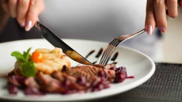 Las proteínas las podemos encontrar en carnes vacunas, pollos, pescados, cerdo, huevos y lácteos.