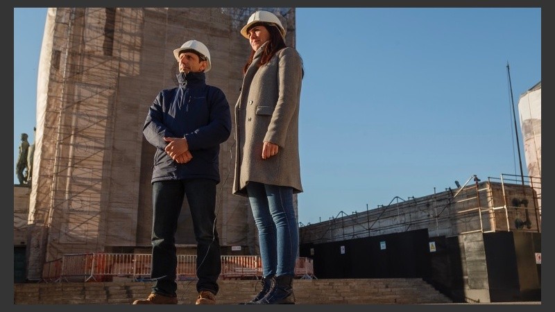 Anita en la recorrida por el Monumento.