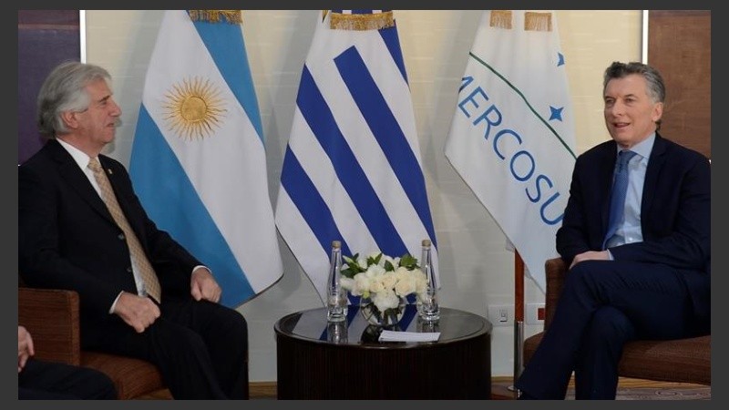 Macri con Tabaré Vázquez antes de la reunión de jefes de Estado. 