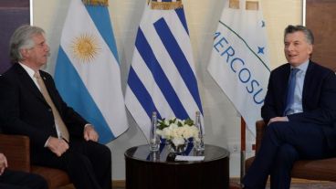 Macri con Tabaré Vázquez antes de la reunión de jefes de Estado.