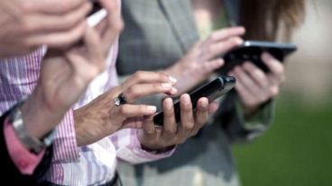 La conexión a Internet desde el teléfono móvil subió seis puntos en los últimos doce meses. Ya ronda el 40% de las preferencias.