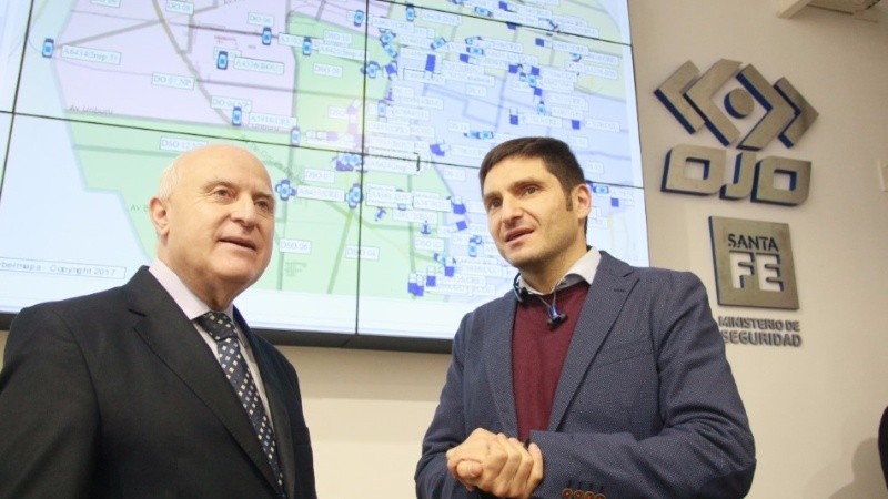 Lifschitz y Pullaro y la pantalla del Ojo en el subsuelo de la ex Jefatura.