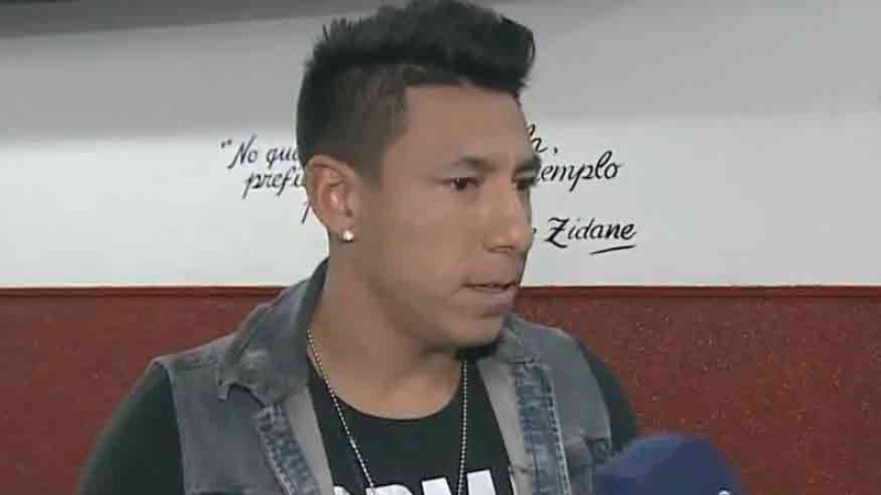 Brian empezó tranquilo el móvil.