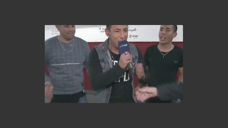 Y terminó dueño del micrófono y bailando.