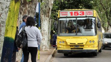Los ladrones abordaron un colectivo de la línea 153.