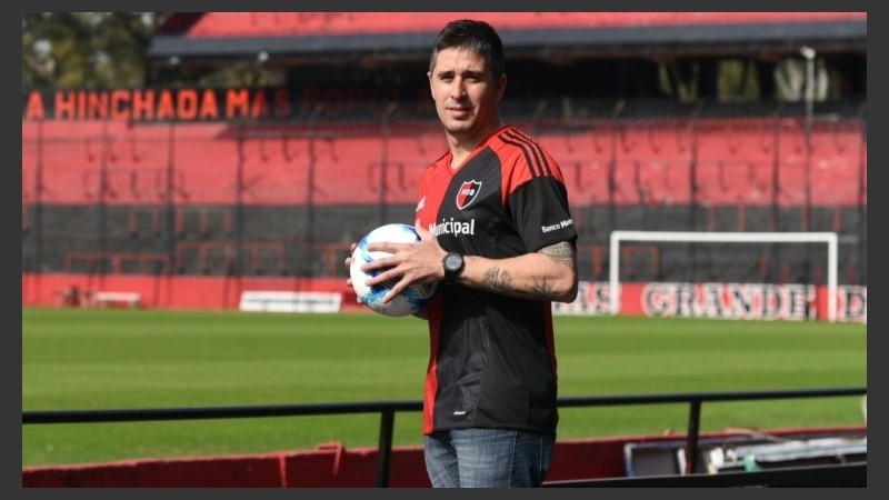 Ibáñez, con la rojinegra y posando en el Coloso. 