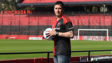 Ibáñez, con la rojinegra y posando en el Coloso.