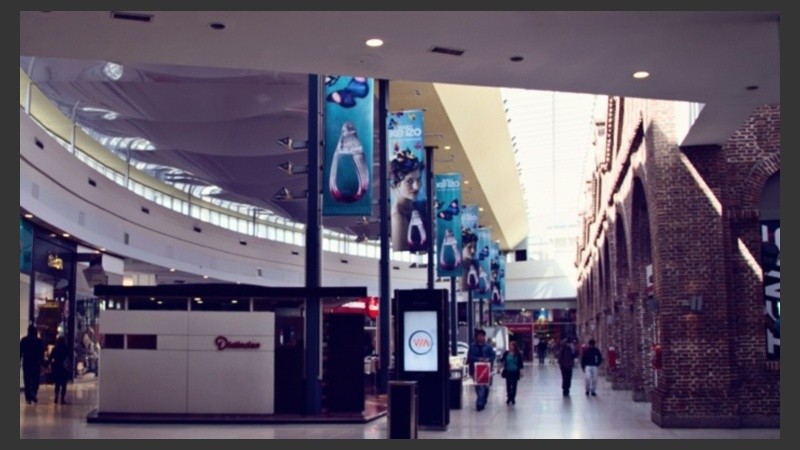 El ladrón habría entrado por los techos para asaltar cuatro locales. 