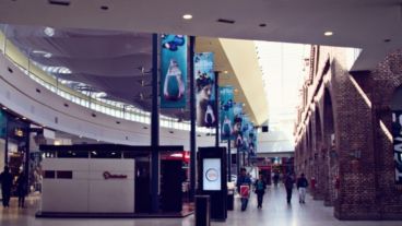 El ladrón habría entrado por los techos para asaltar cuatro locales.