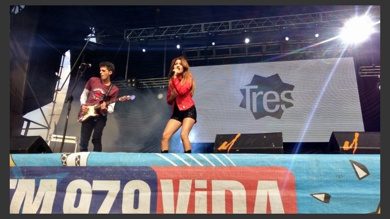 Karol Sevilla cantó en el cierre.
