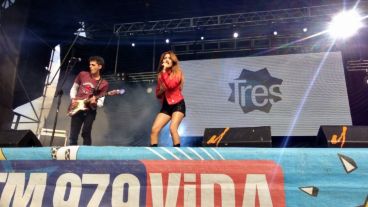 Karol Sevilla cantó en el cierre.
