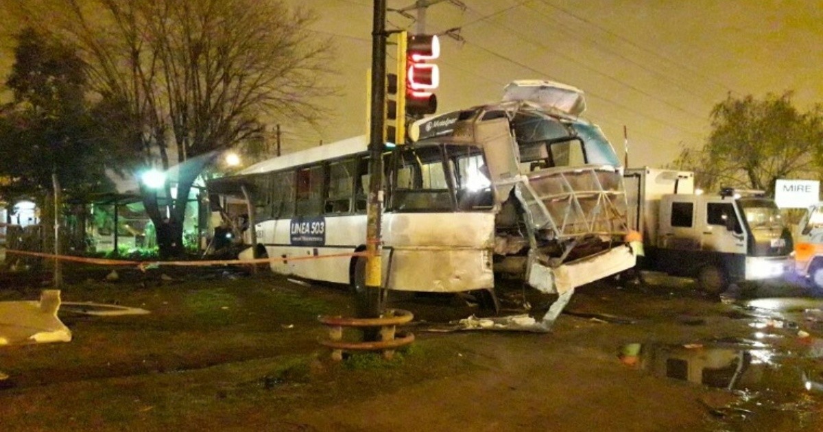 Dos muertos y heridos en un choque entre un tren y un colectivo Rosario3