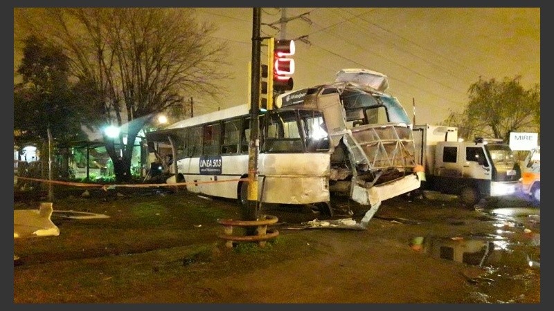 Así quedó el colectivo que fue embestido por el tren Sarmiento. 