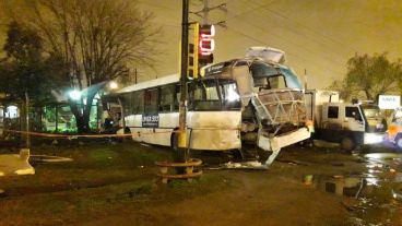 Así quedó el colectivo que fue embestido por el tren Sarmiento.