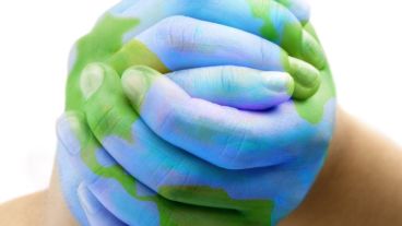 Los proyectos presentados pasan primero una fase nacional, en la que se elige a un proyecto por cada país.