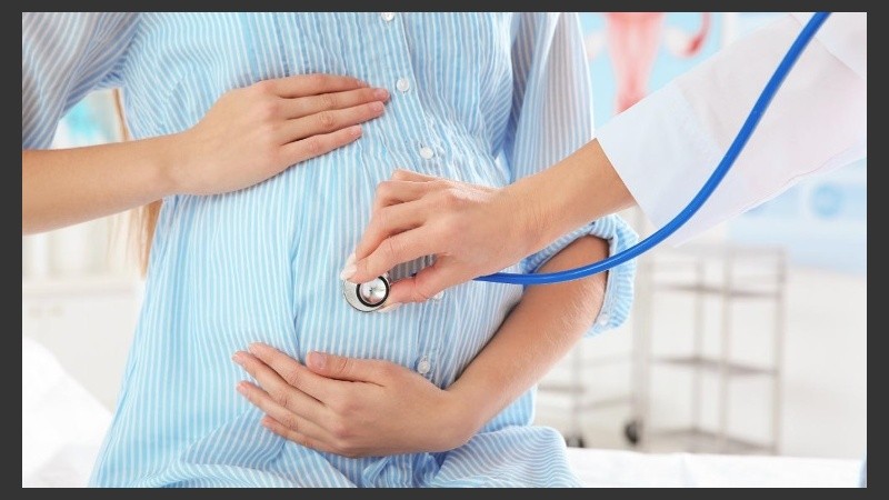 Esta enfermedad no se da sólo en mujeres, sino que en ellas se da de manifiesto principalmente por las pérdidas de embarazos.