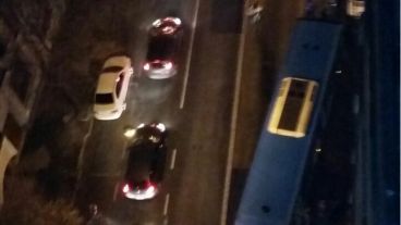 El colectivo terminó arriba de la vereda.