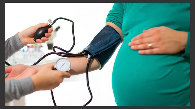 La única solución cuando se diagnostica la preeclampsia y no se puede controlar, es la inducción del parto