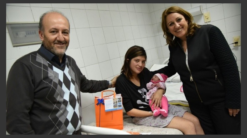 Fein y Caruana junto a la mamá y su beba. 