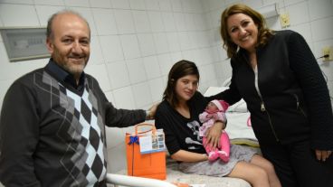 Fein y Caruana junto a la mamá y su beba.